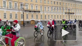 В Петербурге сегодня проходит юбилейный Велопарад Дедов Морозов и Снегурочек