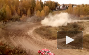 Появилось видео ралли в Омске, где автомобиль на огромной скорости снес вышку с судьями