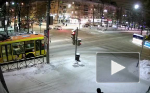 Видео: автобус на большой скорости пронёсся на красный свет и совершил ДТП в Перми