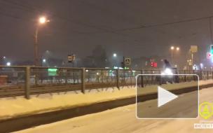 Петербуржец на квадроцикле помог коммунальщикам убрать снег на проспекте Испытателей