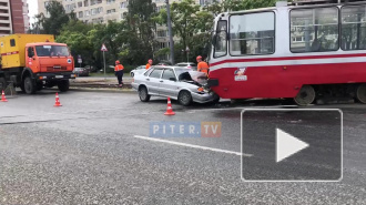 На проспекте Солидарности легковой автомобиль столкнулся с трамваем