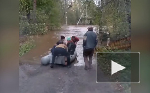 Коттеджный поселок "Речное" ушел под воду: люди выбираются из него вплавь
