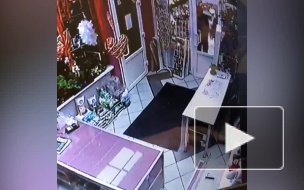 Видео: на Купчинской мужчина ударил сотрудницу цветочного магазина камнем по голове