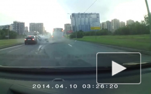 Видео: на улице Оптиков автомобиль вылетел на обочину после столкновения с автобусом 