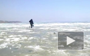 Рыбак не рассчитал прочность льда, провалился в полынью и погиб, замерзнув в студеной воде, а его коллега выжил