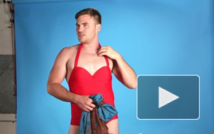 Мужчины показали, какой купальник лучше выбрать, примерив их на себя