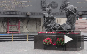 Петербуржцы возложили цветы к обновленному Монументу героическим защитникам Ленинграда