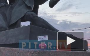 Овощной протест: на Аничковом мосту помидор и перец призывают голосовать против поправок