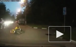 ДТП в Москве: водитель сбил байкера и уехал, попав на видео