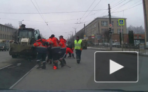 В Смоленске дорожники устроили соревнования по боксу на середине дороги