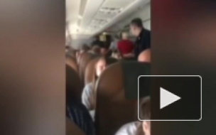 Видео из салона самолета: Пассажир умер после дебоша на борту 