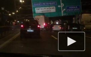 Появилось видео страшной аварии на КАД, где грузовик снес дорожные указатели