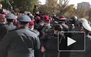 В центре Еревана начались стычки оппозиционеров с полицией