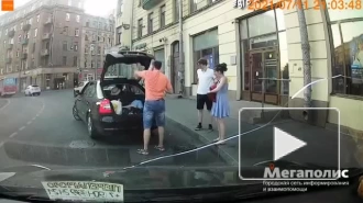 На проспекте Стачек заметили машину с человеком в багажнике