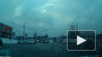 Видео из Петрозаводска: "зацепер" прокатился на крыше легковушки