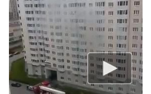 Очевидцы сняли полыхающий балкон в доме на Богатырском