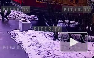 Неизвестные украли вещи из кабины грузовика на Суздальском проспекте