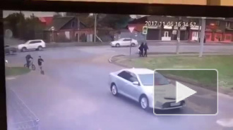Дорожный боулинг: появилось видео, как иномарка сбила семью с тротуара 