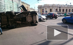 Перевернувшийся внедорожник блокировал движение по Садовой и Невскому