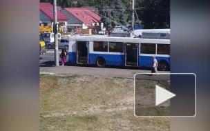 Отчаянные и сильные девушки из Брянска вытолкали троллейбус 