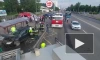 В Москве автомобиль врезался в автобусную остановку и сбил двух людей