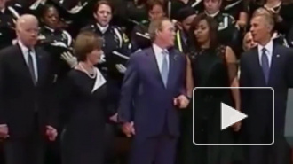 Соцсети заподозрили Буша в пьянстве из-за странных танцев на панихиде в Далласе