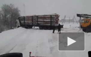 Груженная фура съехала в кювет под Кингисеппом