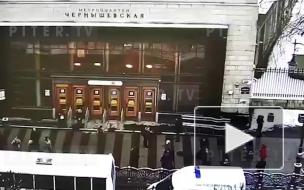 Обрушение окон вестибюля станции метро "Чернышевская" попало на видео