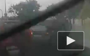 Свердловская набережная встала в пробке из-за аварии и дождя