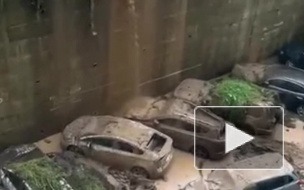 Видео из Владивостока: Сель обрушился на автопарковку 