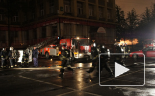 Сегодня ночью по повышенному номеру тушили пожар в мебельном центре "Аквилон"