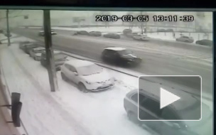 Видео: перед Гренадёрским мостом сбили пешехода