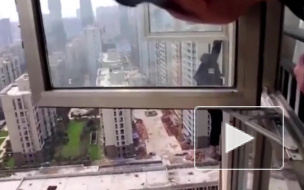 На видео попало спасение непутевого вора с карниза 22-го этажа 