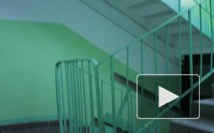 Подброшенный в подъезд голый маленький ребенок не смог рассказать, кто его родители