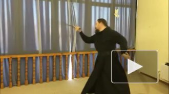 Видео: Ямальский священник станцевал танец с саблями