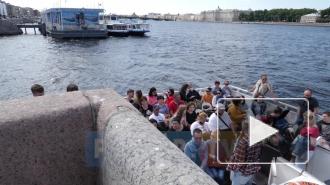 Видео: в Петербурге на набережной собралась очередь из желающих прокатиться по рекам и каналам