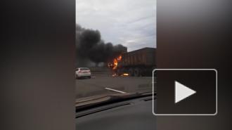 На КАД воспламенившийся грузовик затруднил движение