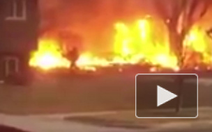 Видео из США: Самолет рухнул на жилые дома и загорелся