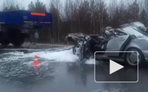 Жуткое видео из Сургута: трассу не поделили легковушка и грузовик