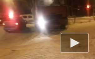 В Сертолово КамАз столкнулся с легковушкой и снес ограждение