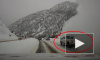 Автомобилисты сняли на видео момент схода снежной лавины на оживленную трассу в Колорадо