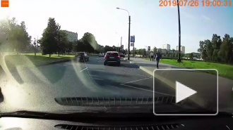 Мужчина на самокате врезался в буксировочный трос между двумя автомобилями