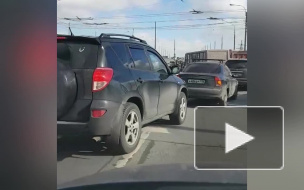 Видео: на Народной улице перевернулся фургон с продуктами