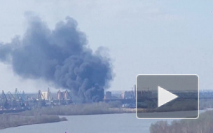 Видео из Омска: в порту загорелась баржа