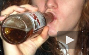 Мать, избившая ребенка на Невском, пьет, рожает и бросает