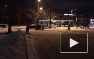 В Петербурге автобус вновь застрял в сугробе: петербуржцы засучили пуховики 