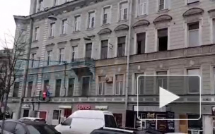 На набережной Карповки с балкона на улицу потек кипяток