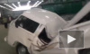 Неубиваемый "Фольксваген": Искореженный ураганом автомобиль бодро ехал по дороге