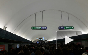 Давка на "Василеостровской": пассажиры не могут даже выйти из вагонов