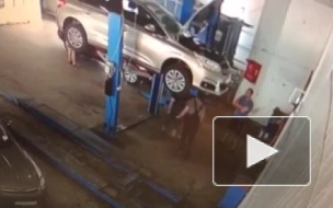 Жуткое видео из Астрахани: в автомастерской машина упала с подъемника на людей